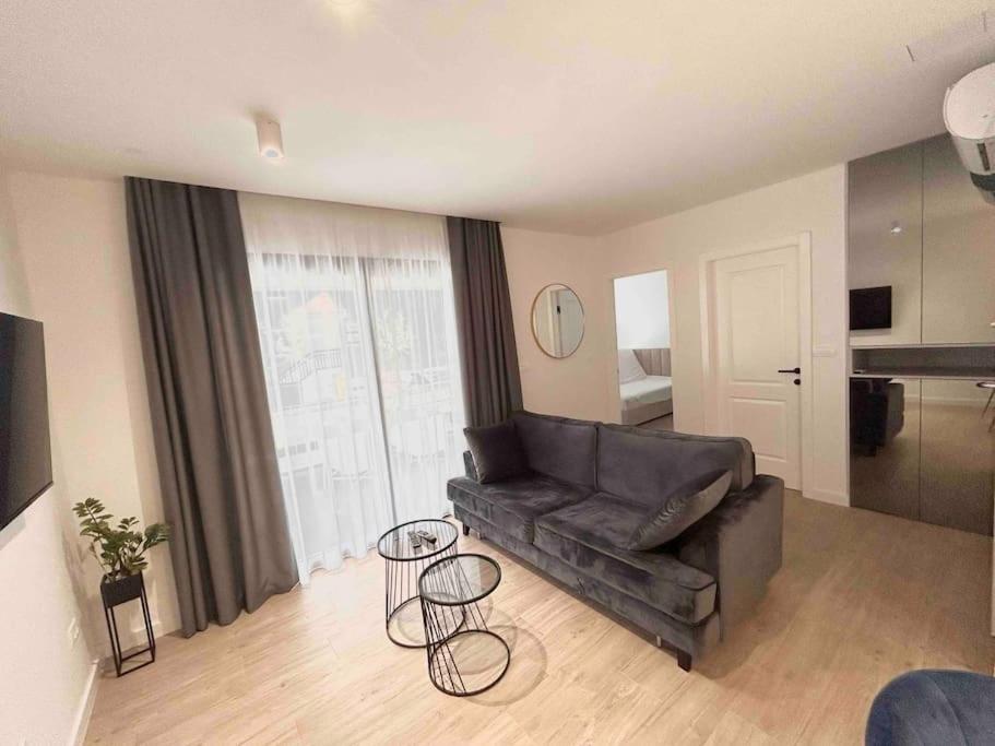 un soggiorno con divano e 2 tavoli di Time&Joy apartment with private pool a Kaštela (Castelli)