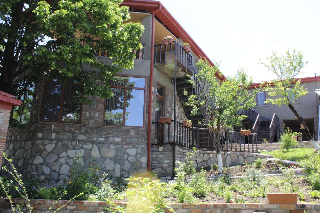 ein Haus mit einer Steinmauer in der Unterkunft Guest House Ilto in Akhmety