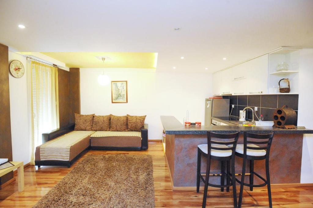 J & P Apartments - 13