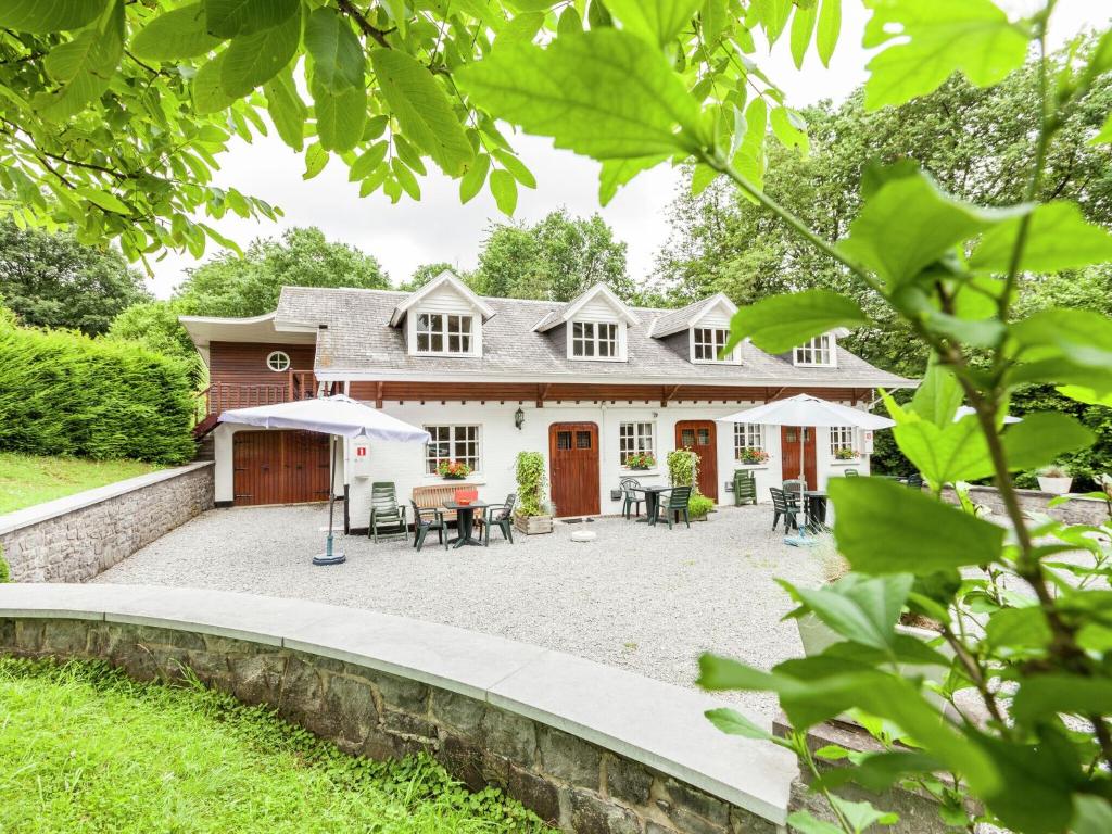 Zahrada ubytování Gorgeous Apartment in Bohon with Garden Furniture and BBQ