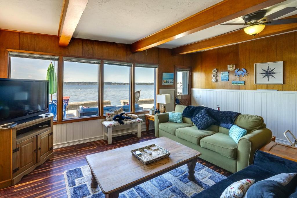 sala de estar con sofá y TV en Waterfront Birch Bay Cabin Beach Access and Sunsets, en Blaine