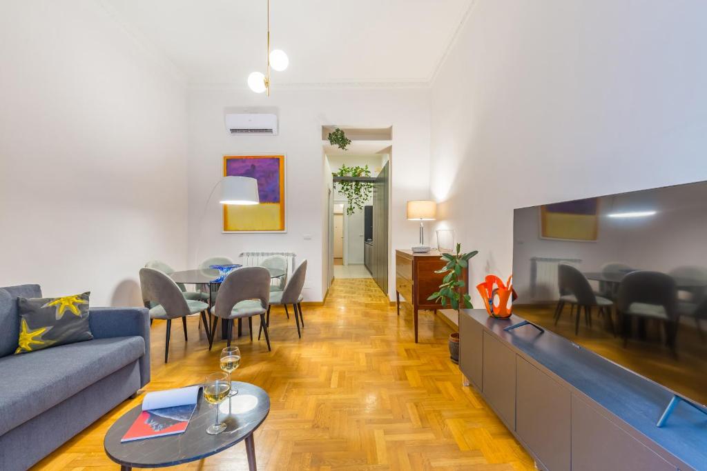 Chiatamone Design Apartment by Wonderful Italy tesisinde bir oturma alanı