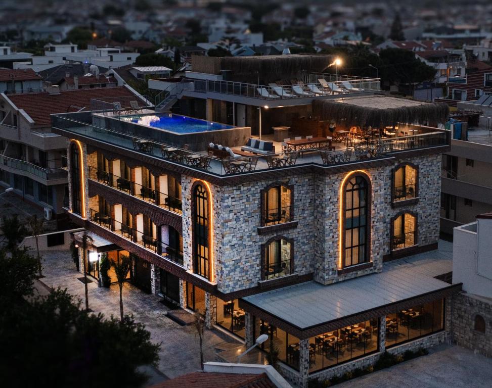 una vista aérea de un edificio por la noche en Si Urla Hotel, en Urla