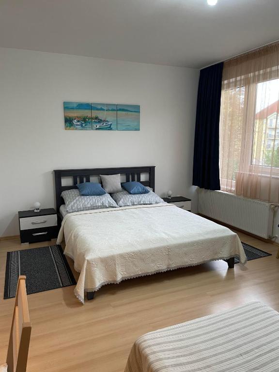 A bed or beds in a room at Nefelejcs Apartman