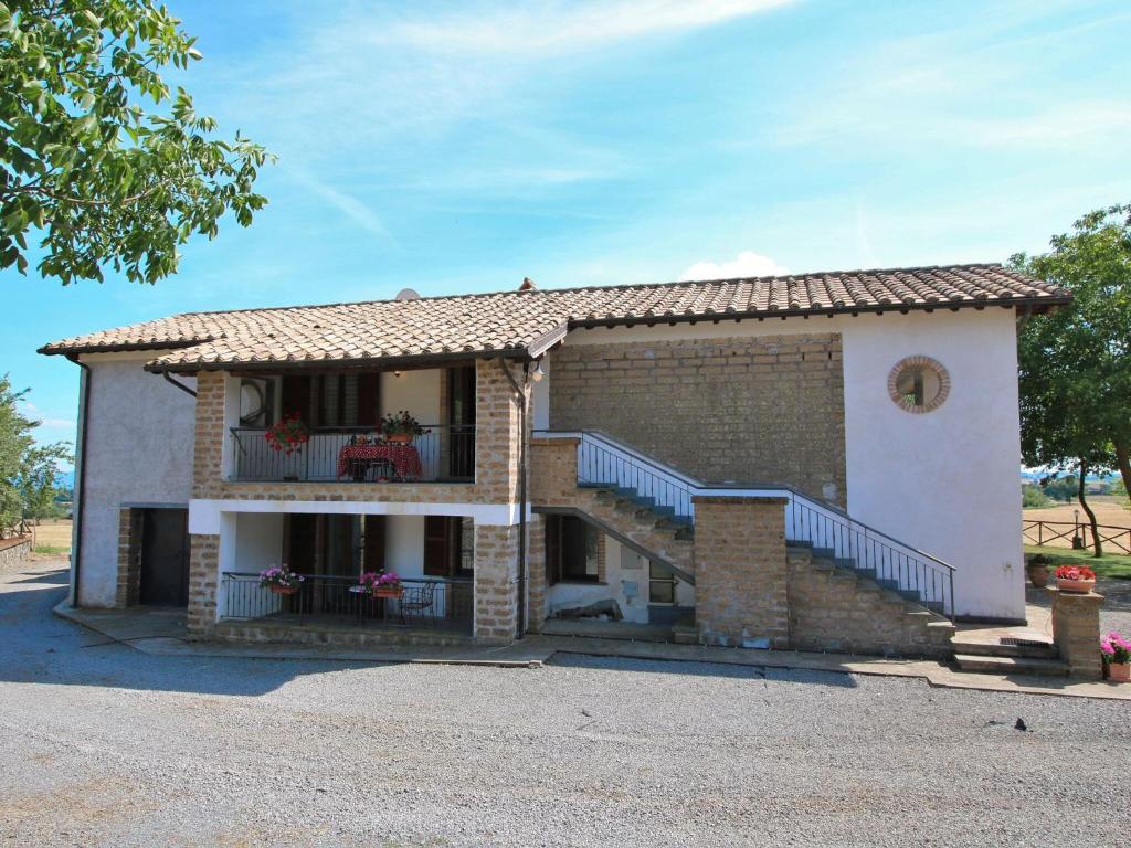 Casa con escalera y balcón en Farmhouse with pool in an area with history nature and art en Bagnoregio