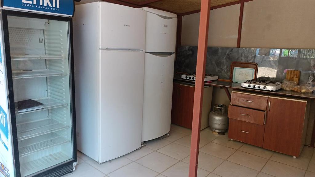 eine Küche mit 2 Kühlschränken und einem offenen Kühlschrank in der Unterkunft Es&Es campıng ve bungalov in Köyceğiz