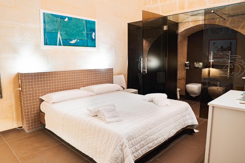 マテーラにあるアイ クワルティ ソッターニのベッドルーム1室(ベッド1台、バスルーム付)