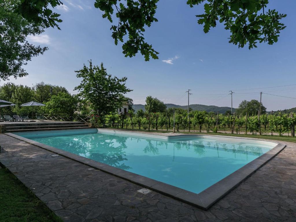 - une piscine au milieu d'une cour arborée dans l'établissement Authentic holiday home in Bucine with swimming pool, à Ambra