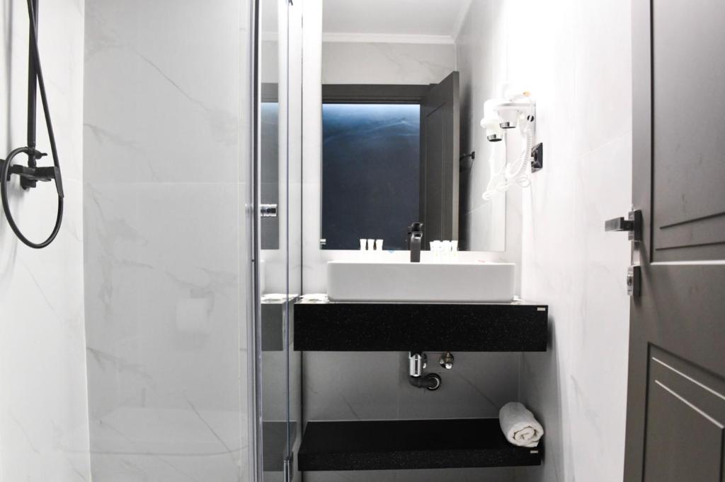 Koupelna v ubytování HOTEL TOPAZ 4* CAP AURORA