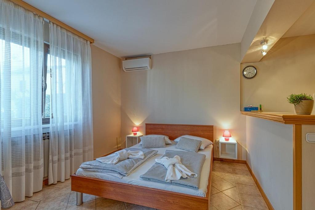 Postel nebo postele na pokoji v ubytování Apartment Vilma Funtana