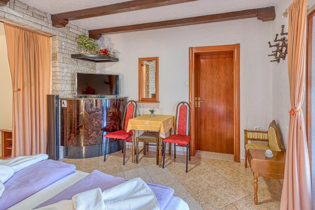 TV a/nebo společenská místnost v ubytování Apartment Vilma Funtana
