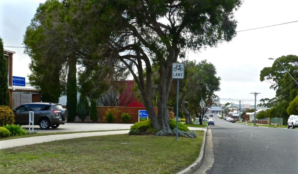 un cartello con limite di velocità sul lato di una strada di Inverloch Central Motor Inn a Inverloch