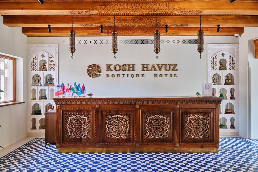 un negozio con altare in legno in una stanza di Kosh Havuz boutique hotel a Samarkand