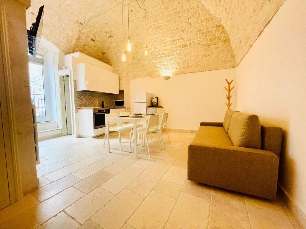 a living room with a couch and a kitchen at CASA GIOBERTI in Castellana Grotte