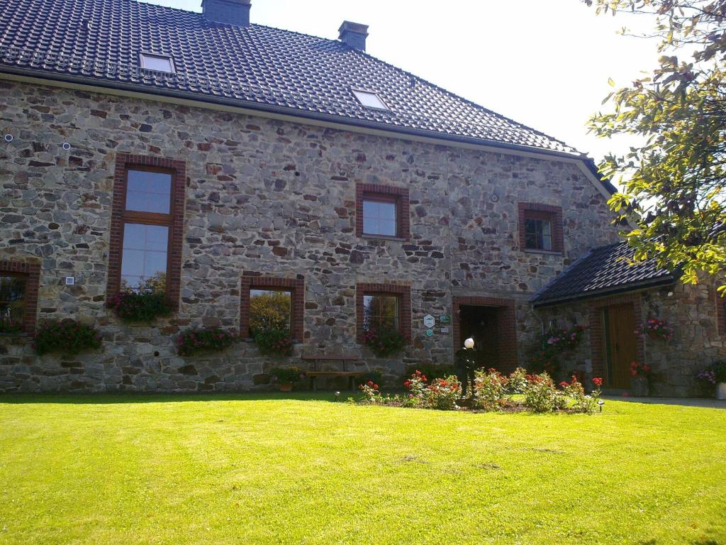 ArimontにあるModern Cottage in Baugnez Malmedy with Saunaの石造りの家