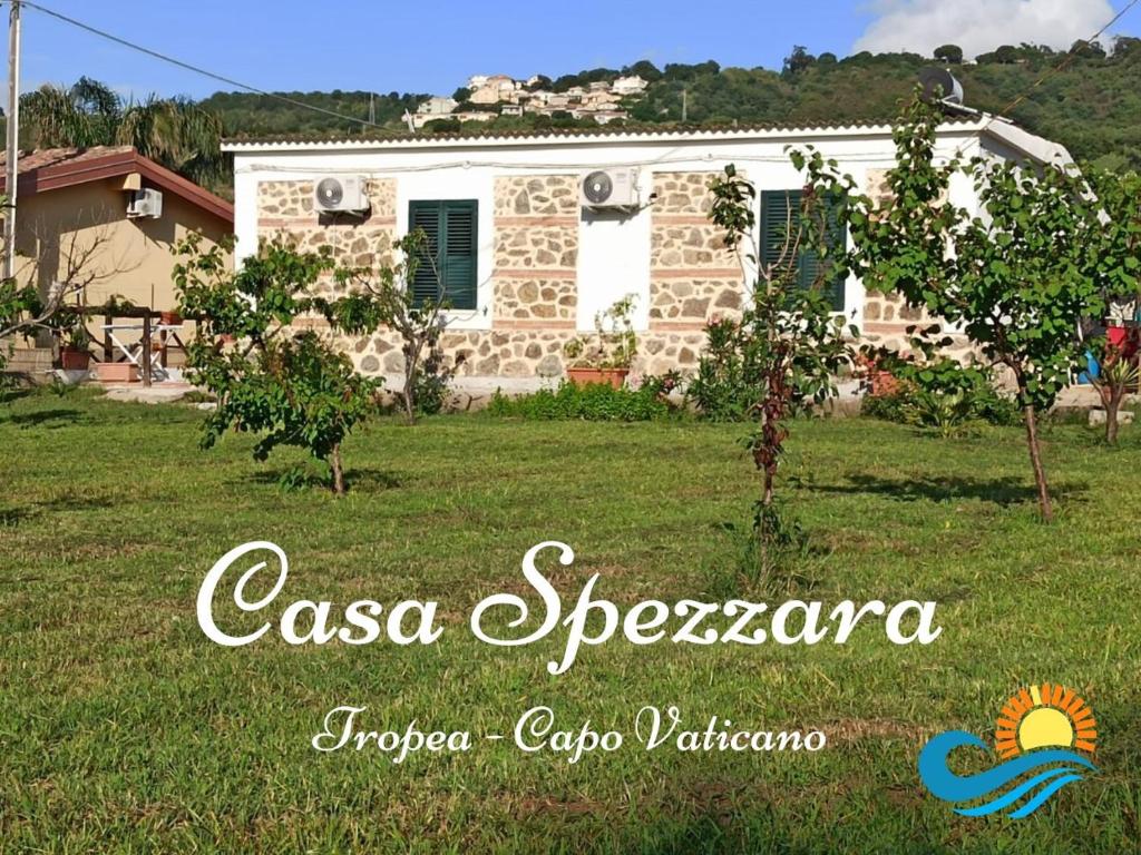 a picture of a house in a yard at Casa Spezzara (tra Tropea e Capo Vaticano) in Santa Domenica