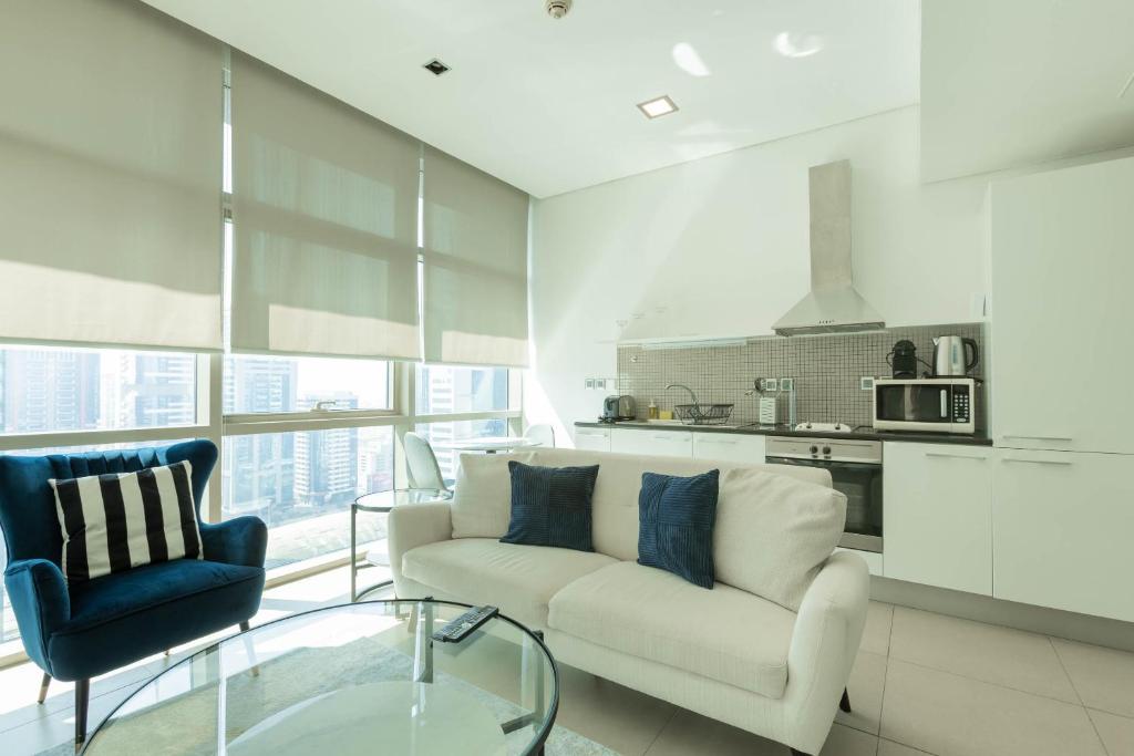 Posezení v ubytování Nasma Luxury Stays - White Haven Studio With Charming Cityscape Views