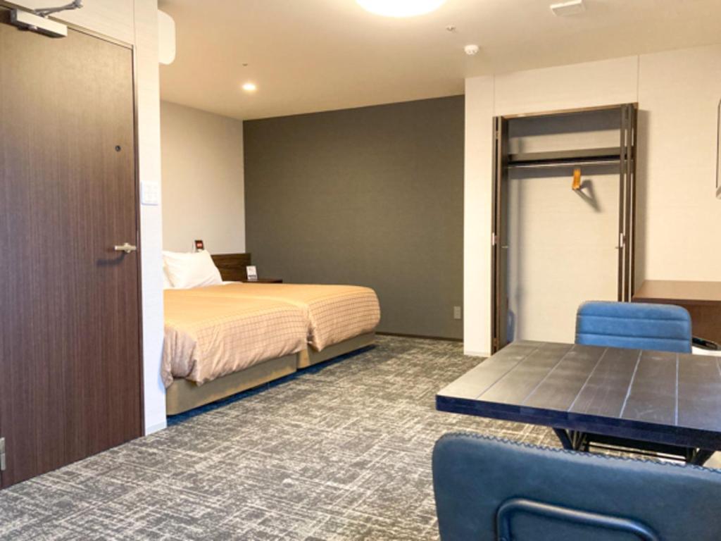 Postel nebo postele na pokoji v ubytování Hotel Livemax Premium Nagano Ekimae