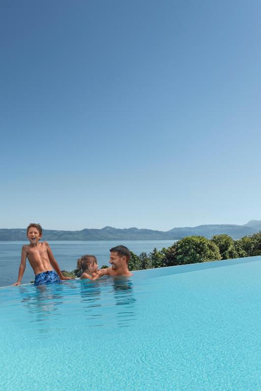 a group of children in a swimming pool at Hôtel Royal in Évian-les-Bains
