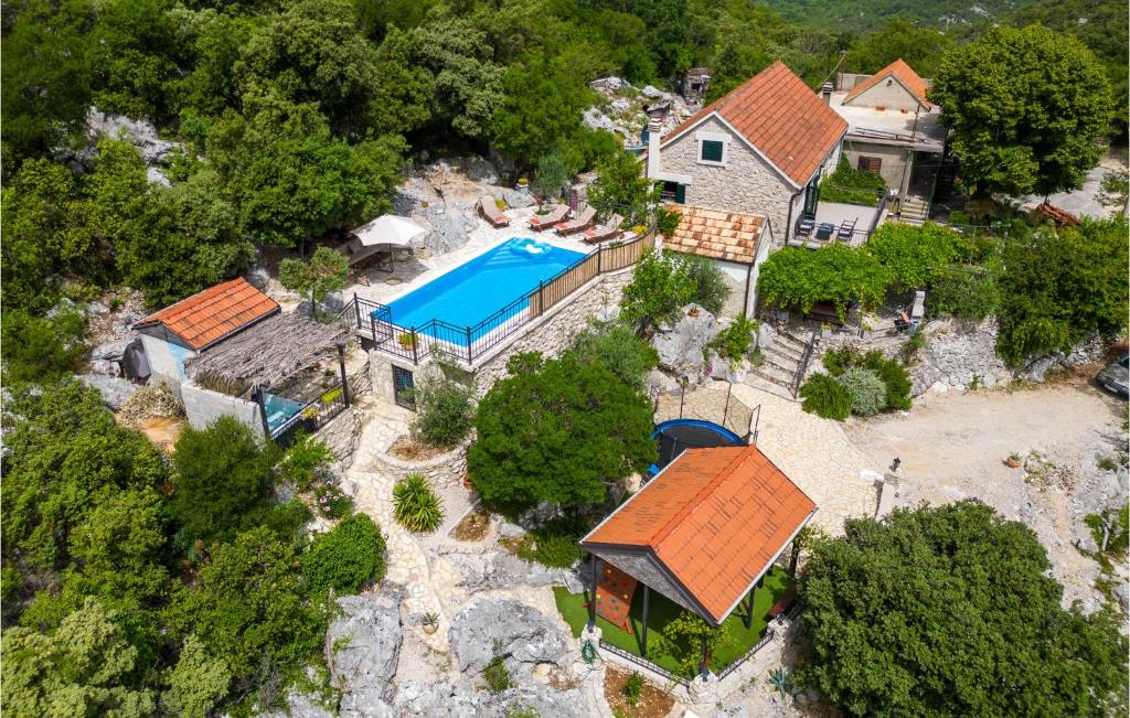 - une vue aérienne sur une maison avec une piscine dans l'établissement Lovely Home In Ploce With Sauna, à Ploče
