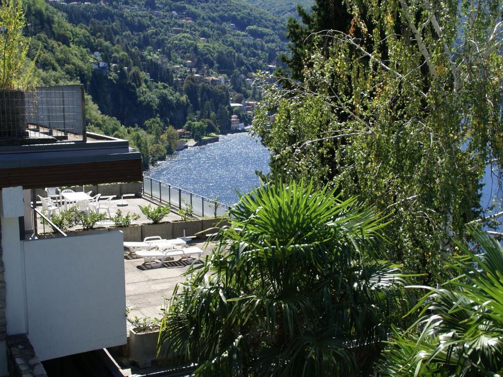 una vista sul lago da un balcone di una casa di Apartment with 2 bedrooms a large terrace with magnificent view of the lake a Pognana Lario