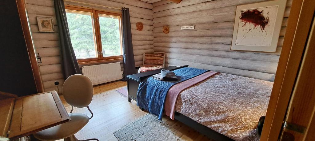 Postel nebo postele na pokoji v ubytování Raistiko Talu- Farmhouse, off-grid cabin and more