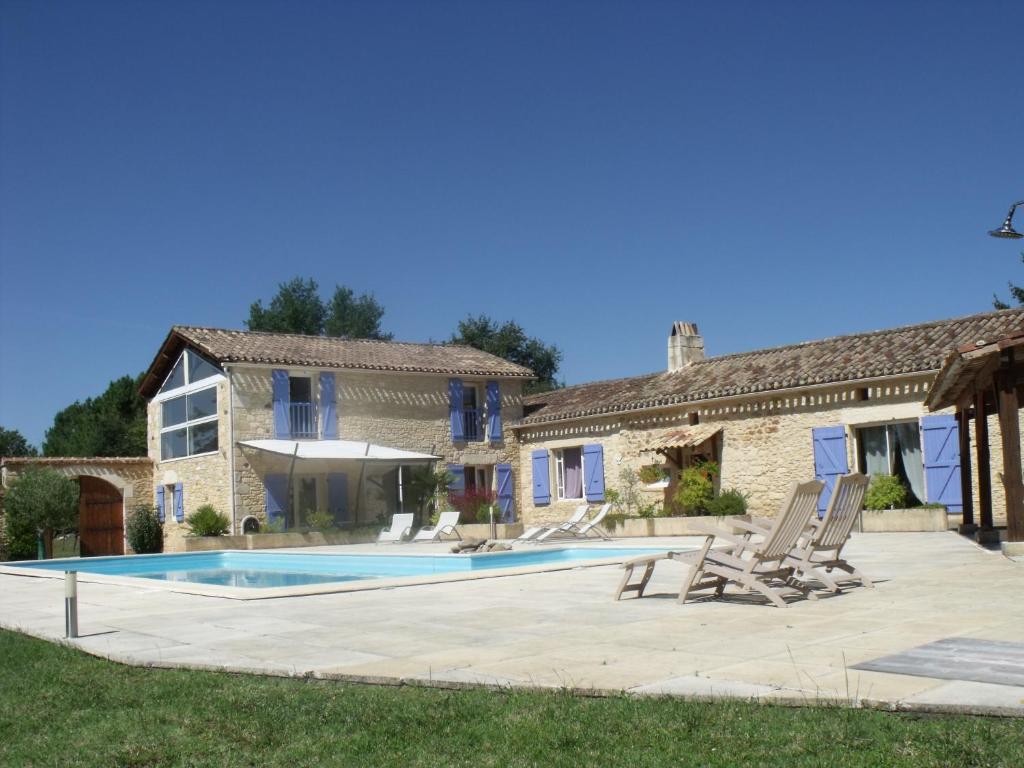 a house with a swimming pool in a yard at Aux Blanches Pierres in Fumel