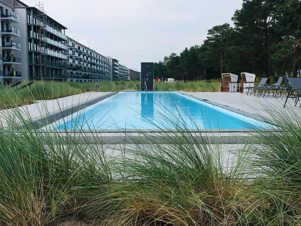 an empty swimming pool in front of a building at Ferienwohnung "Julie" - Haus Alando in Prora