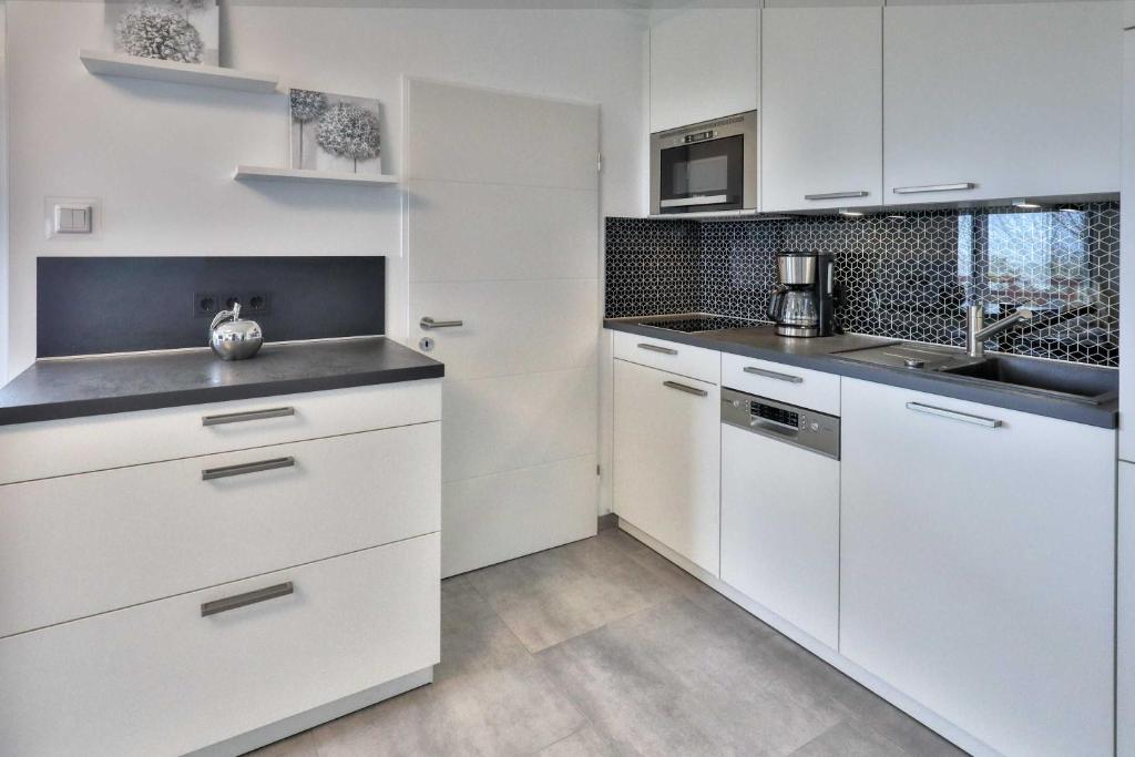 Kuchyň nebo kuchyňský kout v ubytování Terrassenhaus Duhnen Wohnung 77