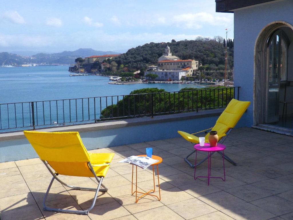 un patio con sillas y vistas al agua en Terrazza Bello en Portovenere