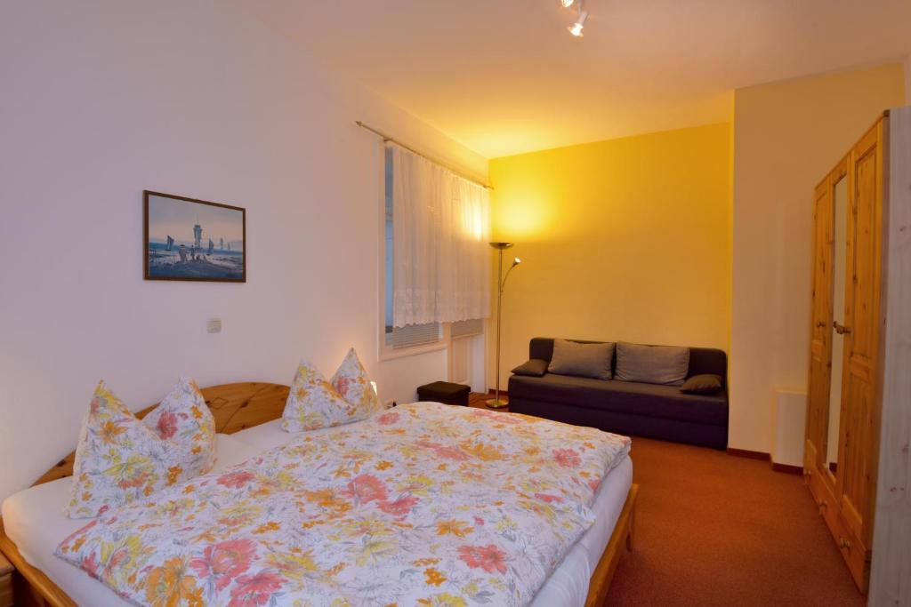 ein Schlafzimmer mit einem Bett und einem Sofa in der Unterkunft Haus Cäcilie in Oberhof