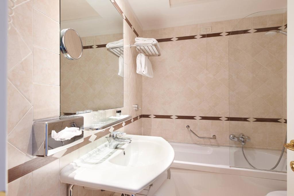 Koupelna v ubytování Hotel Plaza