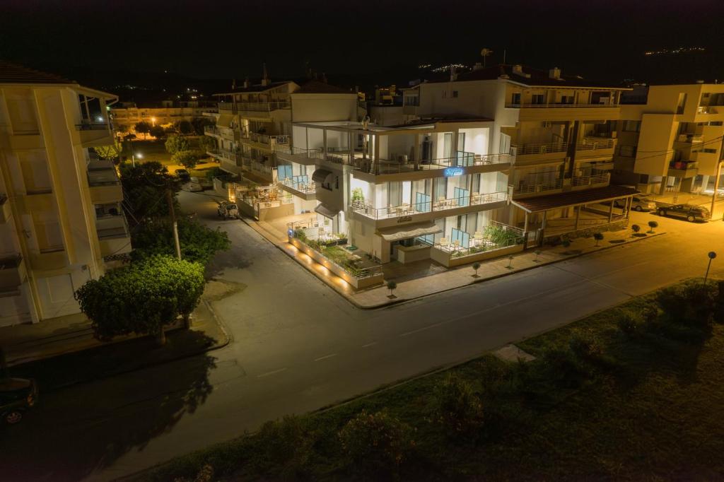 uma vista aérea de um edifício à noite em SKYLINE Fine Living em Nei Poroi