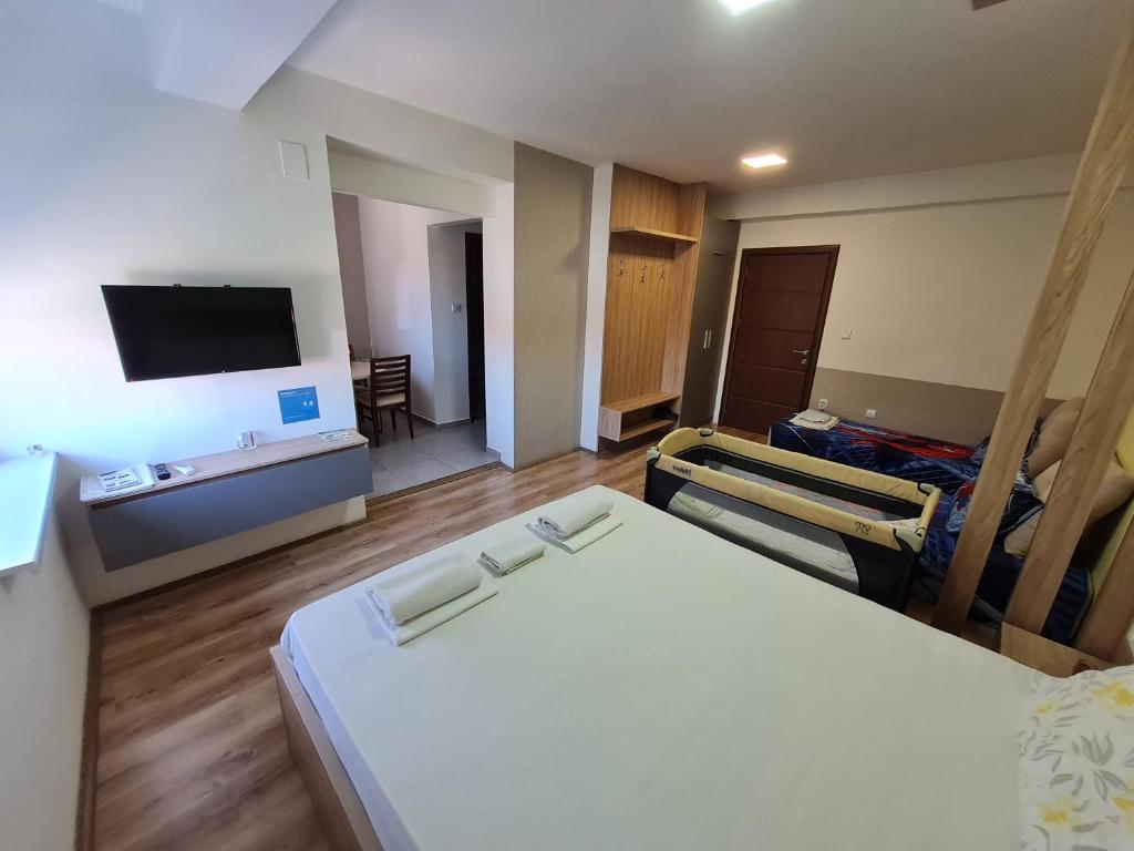Postel nebo postele na pokoji v ubytování Bojana Apartment