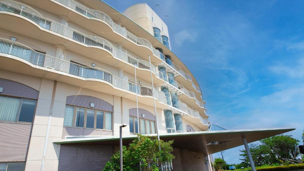 un gran edificio de apartamentos con balcones. en Bizan Kaigetsu, en Tokushima