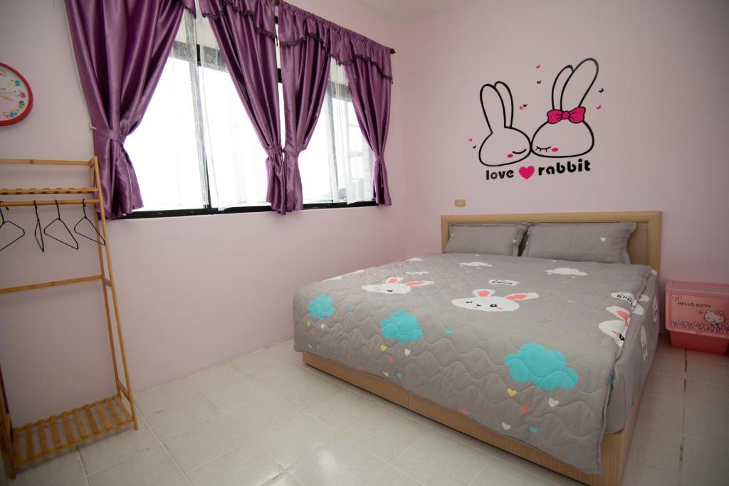 Postel nebo postele na pokoji v ubytování Green Close House Homestay