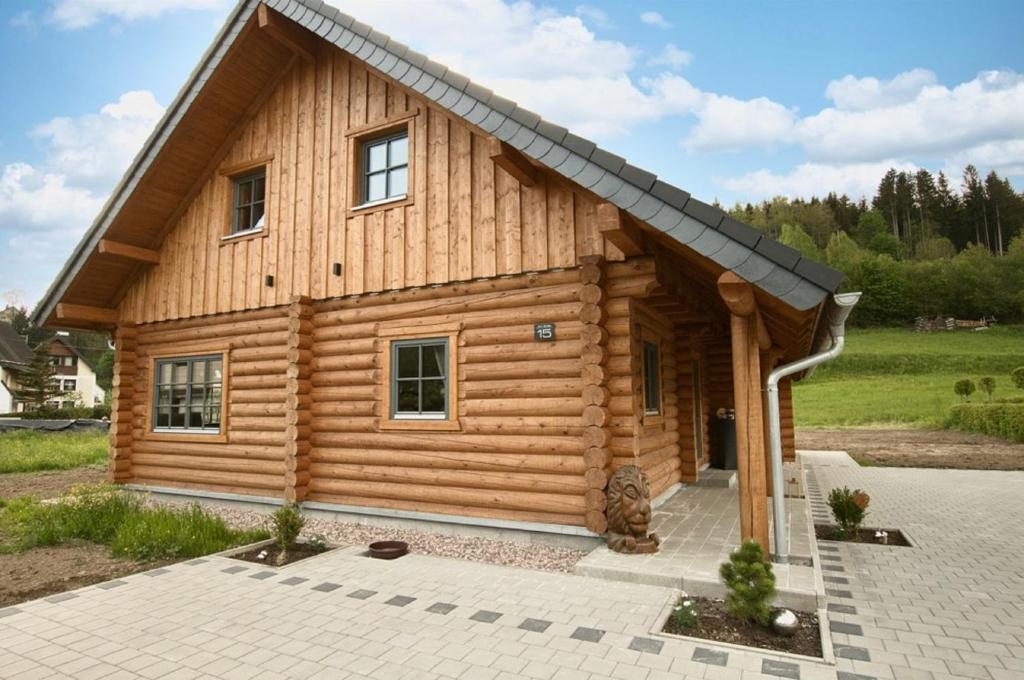 a log cabin with a gambrel roof at Das Landchalet in Steinwiesen