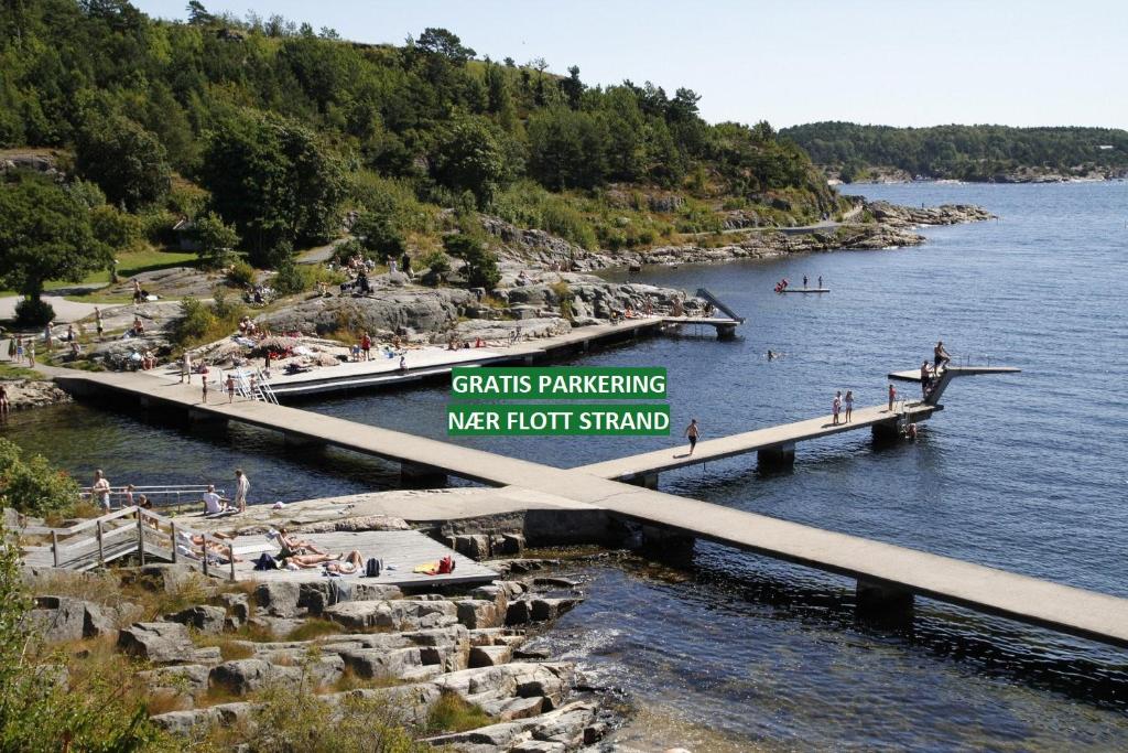 un puente sobre un cuerpo de agua con gente en él en Roligheden Ferieleiligheter en Kristiansand