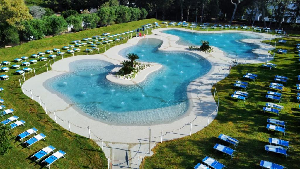 vista aerea su una piscina del resort con ombrelloni di TH Ostuni - Ostuni Village a Ostuni