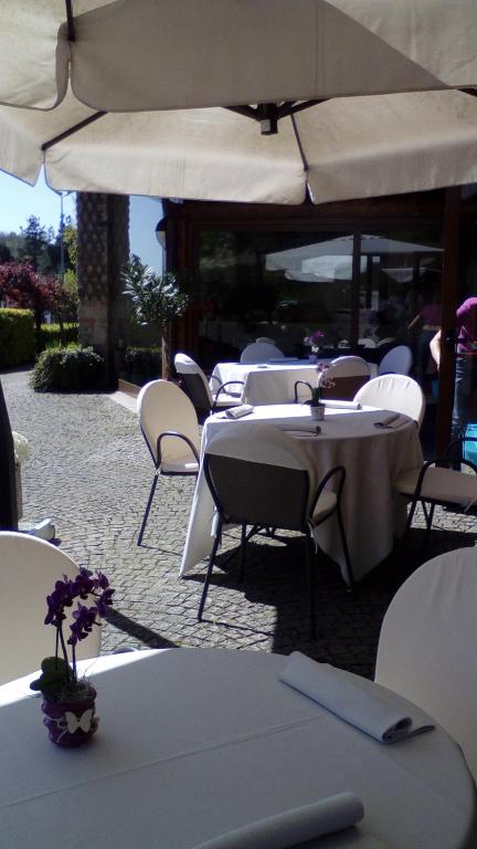 Reštaurácia alebo iné gastronomické zariadenie v ubytovaní Trattoria Del Bivio