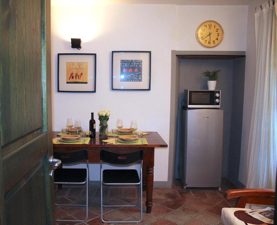 a dining room with a table and a microwave at AMAZING LANGHE AND MONFERRATO | House with garden in Calamandrana