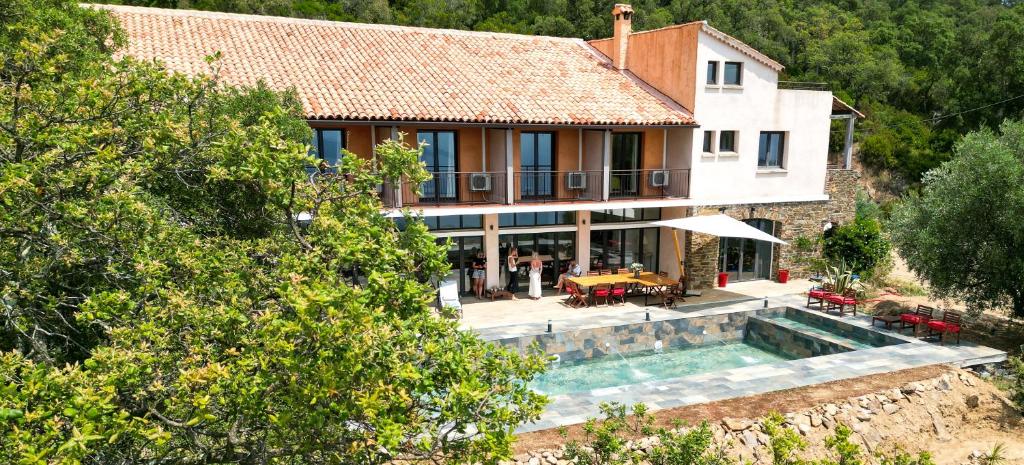 uma vista exterior de uma casa com piscina em Grande Villa 750 m2 Le Mas des chênes em Bormes-les-Mimosas