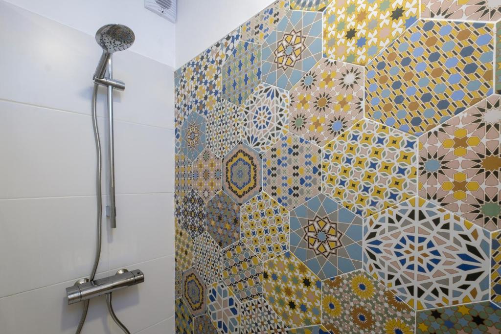 łazienka z prysznicem i mozaikową ścianą w obiekcie LOFT2STAY.COM w Maladze