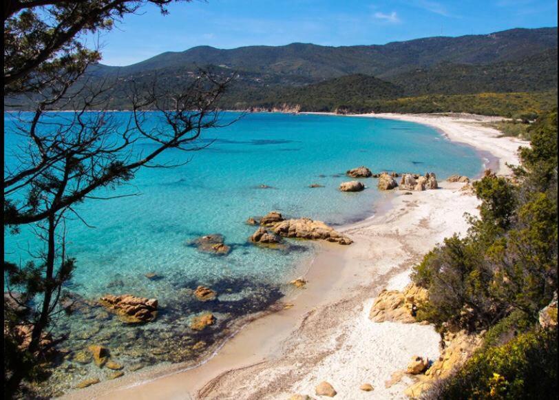 - une vue sur une plage d'eau bleue et de rochers dans l'établissement BEAU T2 - PISCINE CHAUFFEE, à Serra-di-Ferro