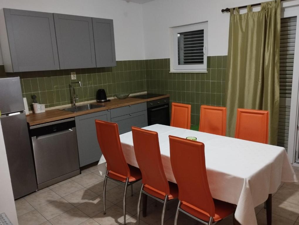 Kuchyň nebo kuchyňský kout v ubytování APARTMANI KUJUNDŽIĆ