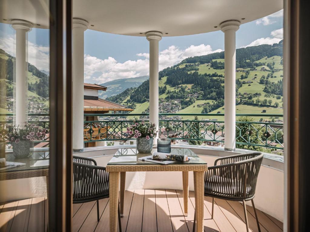 Nespecifikovaný výhled na hory nebo výhled na hory při pohledu z hotelu