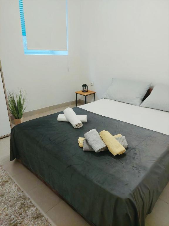 Una cama grande con dos almohadas encima. en Apartman CannaVis, en Split