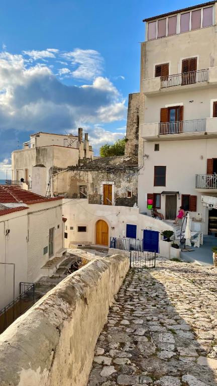 vista di un edificio con sedie blu di fronte di Sirena Suite Deluxe a Peschici