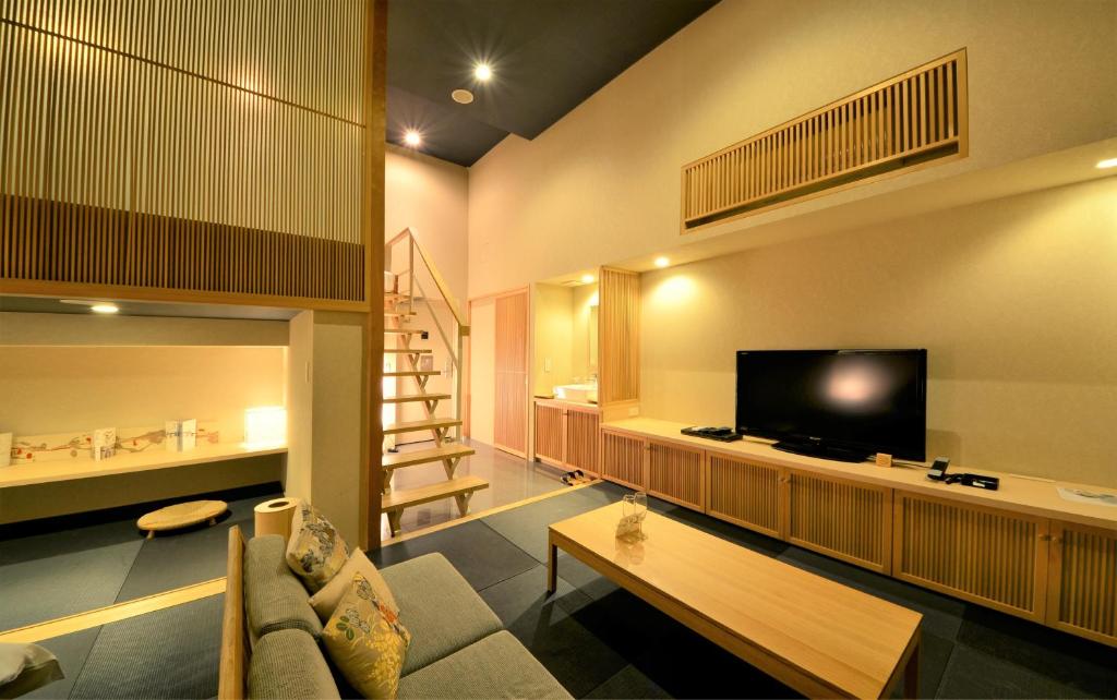 TV a/nebo společenská místnost v ubytování Roppongi Hotel S