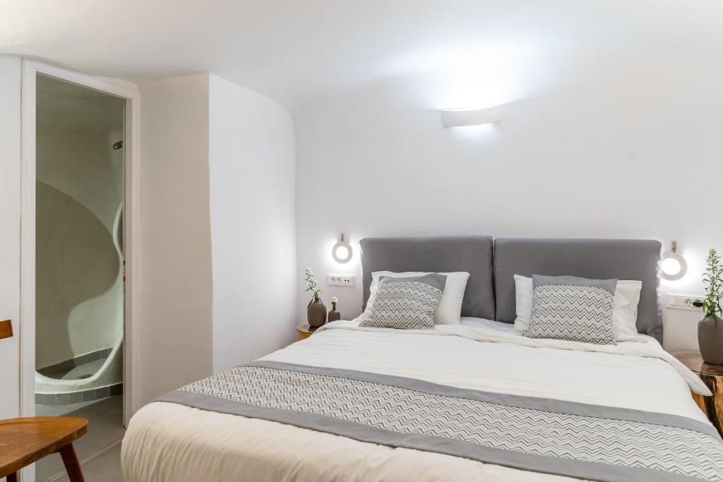 Postel nebo postele na pokoji v ubytování Vogue Suites
